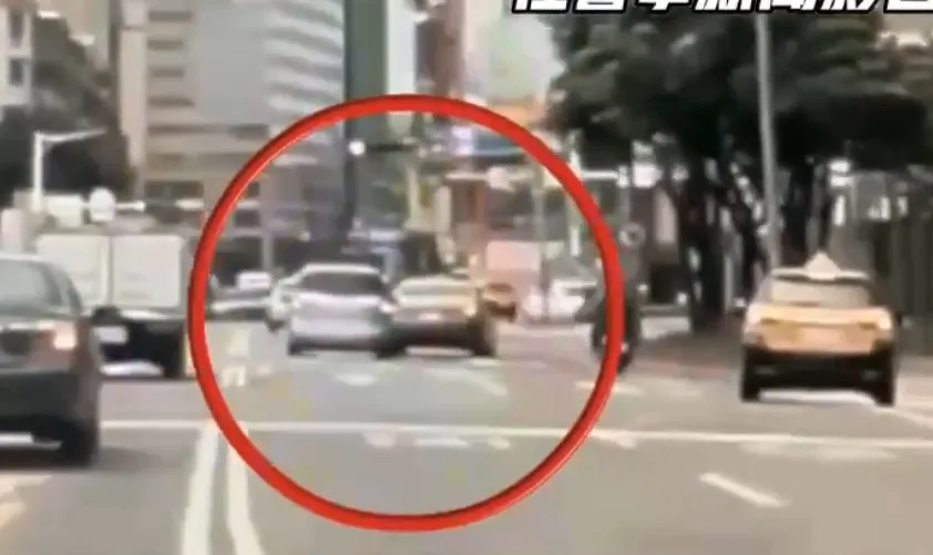 2車疑因發生行車糾紛,導致雙方爆發口教爭執。翻攝畫面