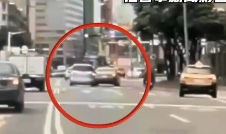 2車疑因發生行車糾紛，導致雙方爆發口教爭執。翻攝畫面