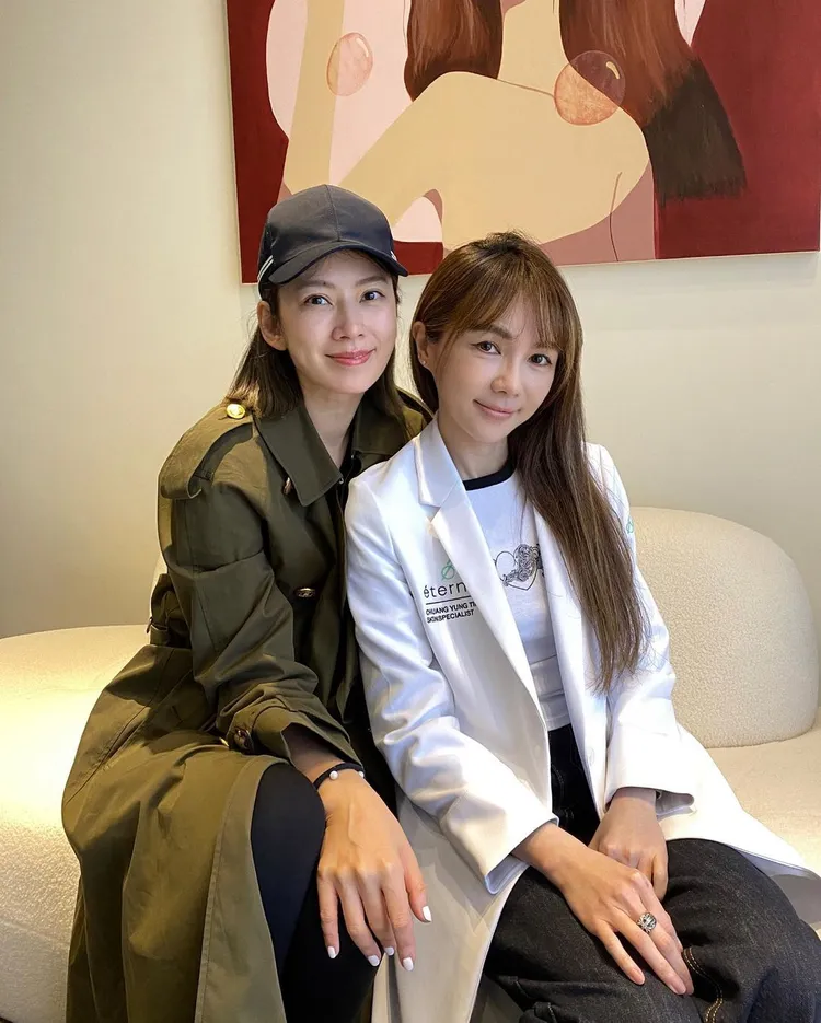 Melody（左）與皮膚科醫生莊詠婷合照，醫生被網友誤認為Ella。翻攝melodykliu IG