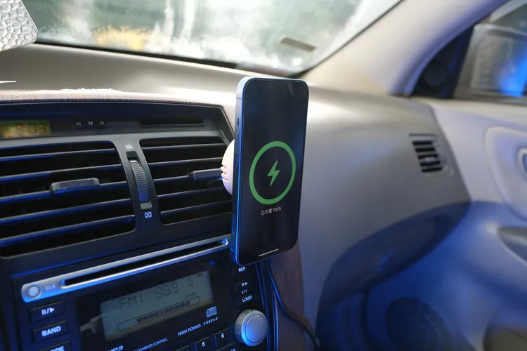 Allite CF1多功能MagSafe磁吸充電手機架。陳志淵攝