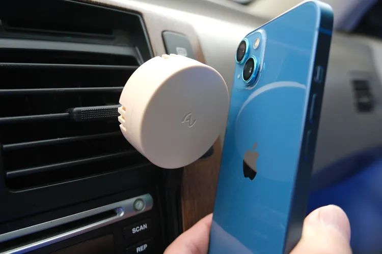 支援iPhone 12後MagSafe機型，其餘支援Qi無線充電的手機也可搭配專屬磁片，不過得另購。