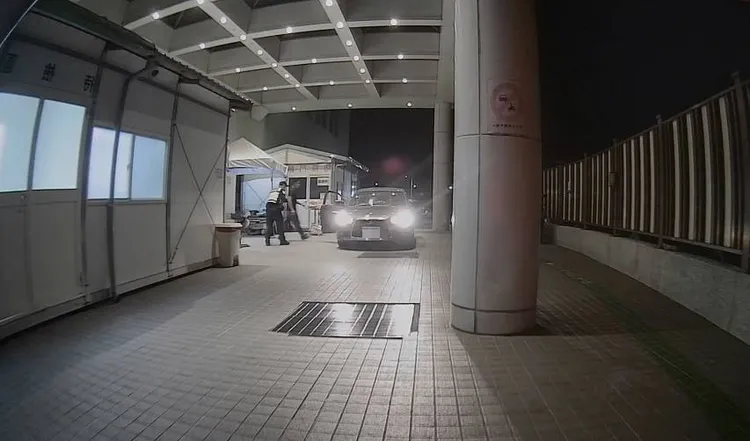 警車開道護送魏男妻子就醫。警方提供