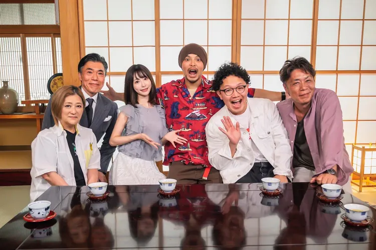 黃明志(中)訪問AV女優與男優拍片甘苦。亞洲通文創提供