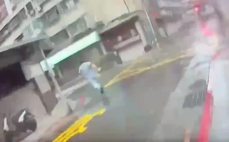 樟男拔腿狂奔，警在後方沒有追上。翻攝畫面