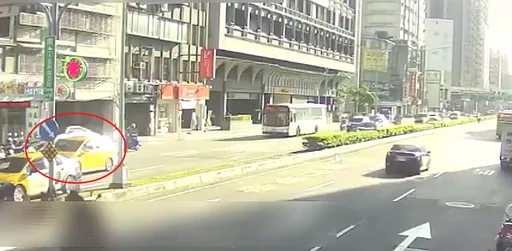 賓士男酒駕撞車想烙跑 被攔阻還狡辯「要投案」