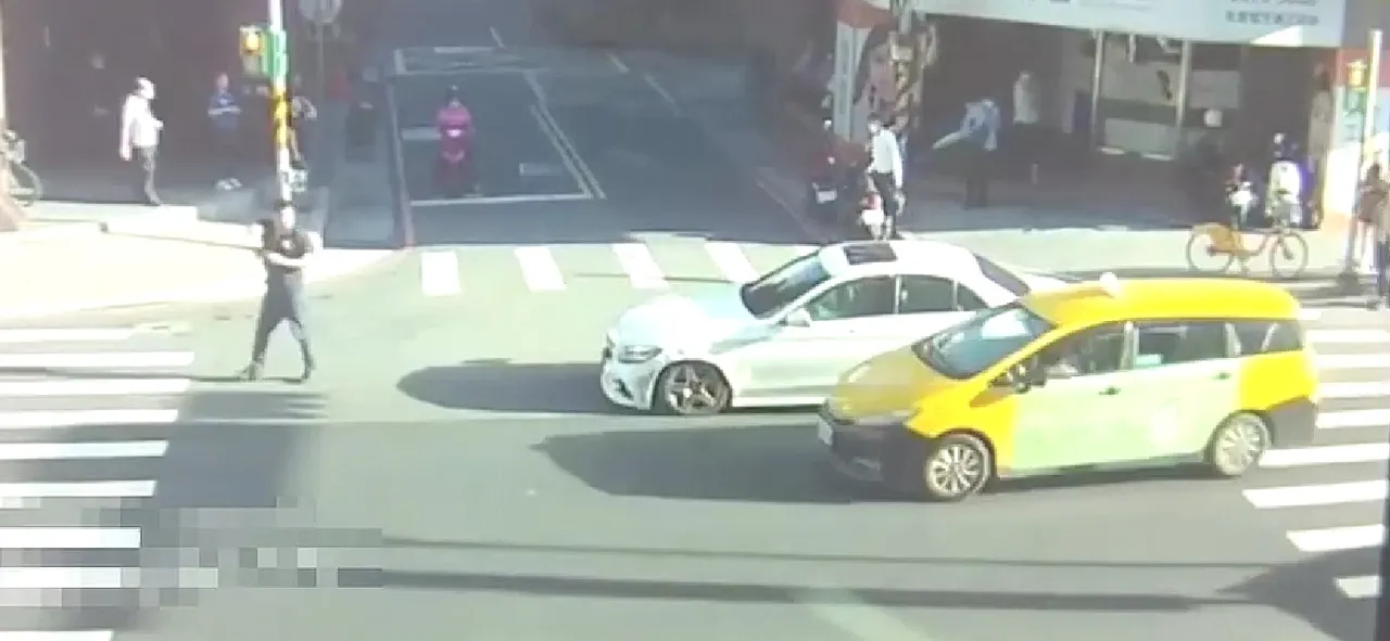 莊男停車後,企圖攔計程車逃逸。警方提供