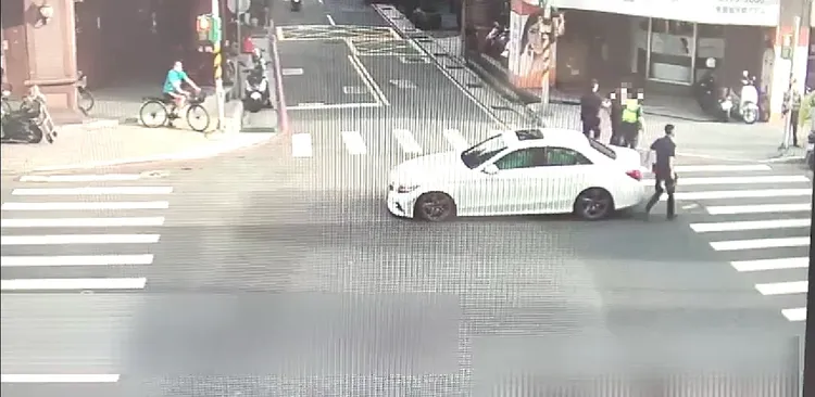 莊男被警方帶回現場，經民眾卻認為白色賓士駕駛。警方提供