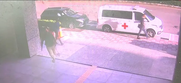 莊男被攔阻搭車後，改為徒步離開，民眾衝進警局請警方協助。警方提供