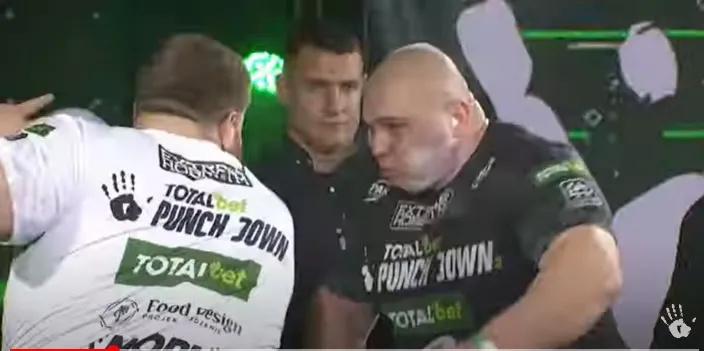 打臉格鬥時，一方使盡全身力氣掌摑對方，另一方只能被打。翻攝Youtube/Slap Fighting Championship