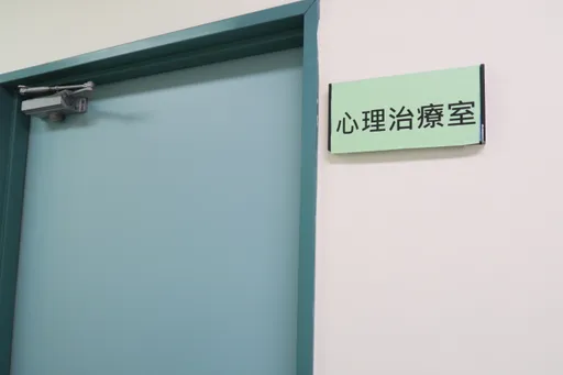 國二少年肚子痛、頭痛「拒學症」 醫生揭家庭秘密讓人心疼