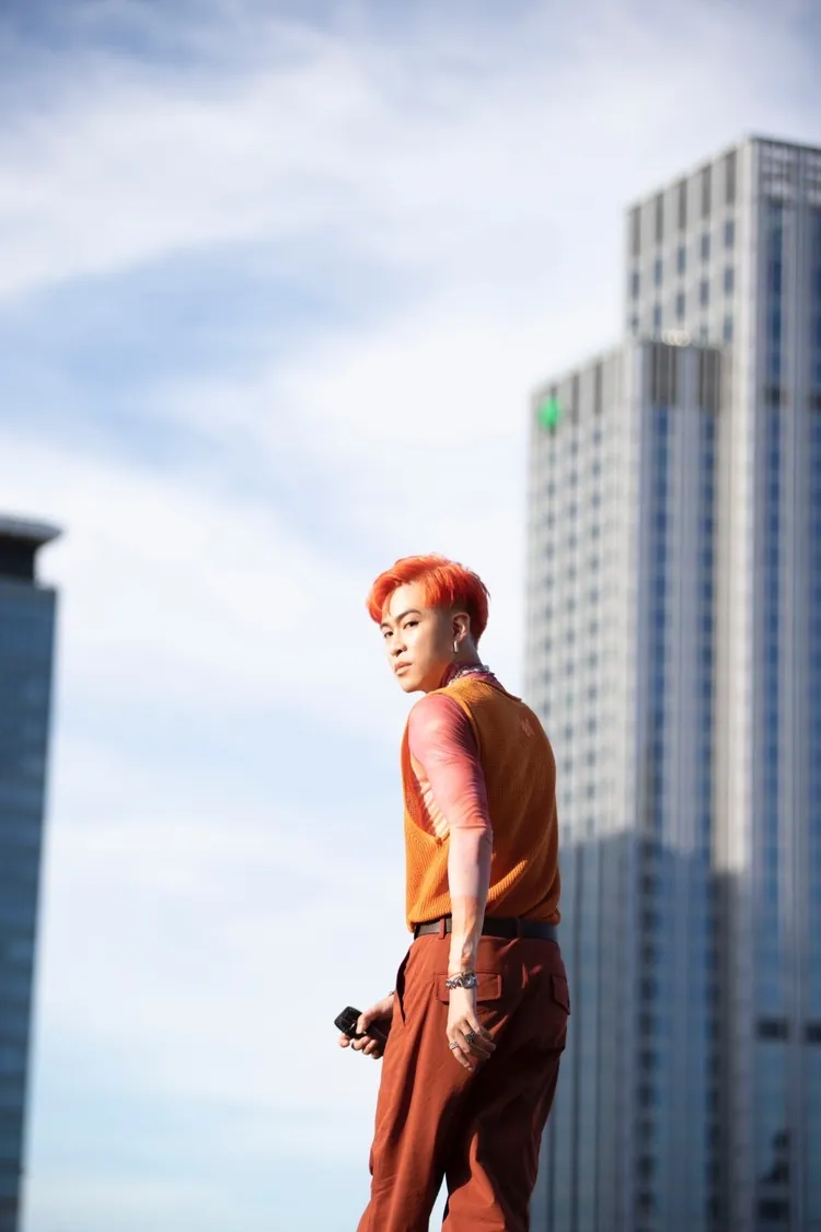 唐仲彣在20多層高樓大廈的頂樓拍攝MV。星河音樂工作室提供