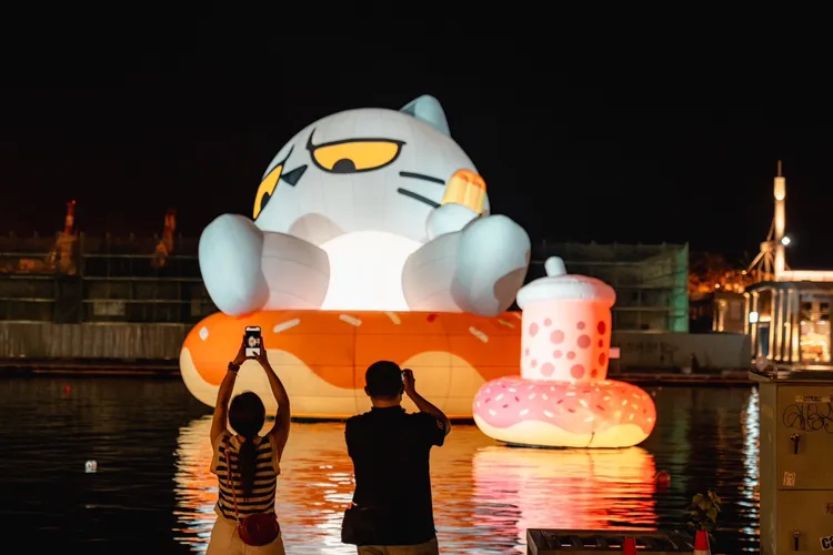 「聊療漂漂河」今謝幕 粉絲不捨搶拍照歡送。文化局提供