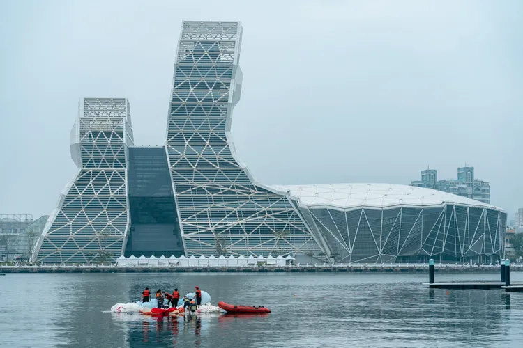 執行團隊無論颳風下雨、颱風環流，都盡全力維護六座裝置。文化局提供
