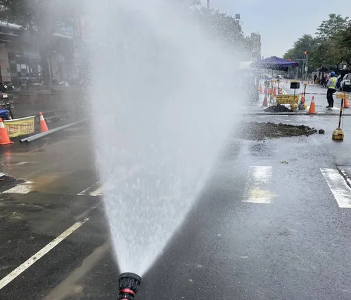台電又闖禍!高雄施工挖破瓦斯管線 警消出水警戒