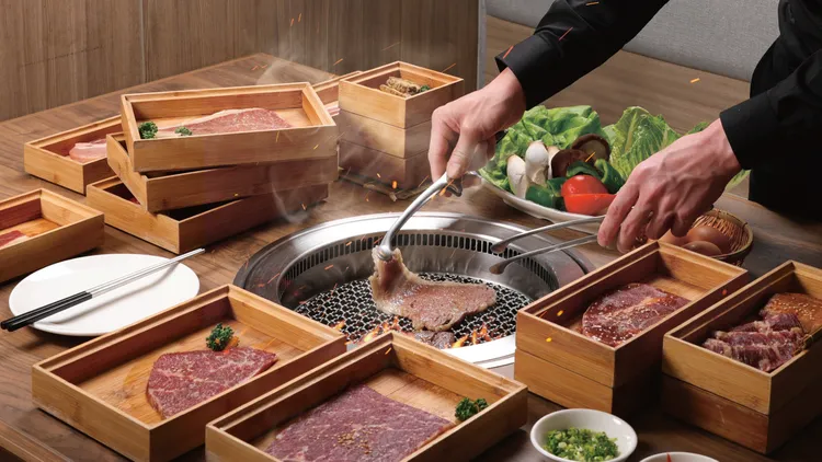 11月的壽星到本格和牛燒肉放題用餐，當日壽星可享88折優惠，服務費另計，同桌最高折抵6位。業者提供