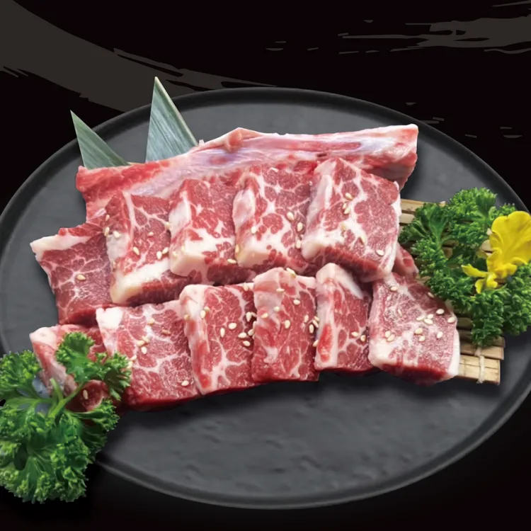 11月到有之和牛鍋物放題消費，並於官方臉書地標或IG限動+地標或Google五星評論，附上用餐照，店家贈送「骨付牛肋小排」一份。業者提供