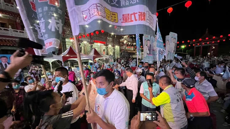 柯文哲進場獲滿場支持者熱烈歡迎。魏嘉良攝