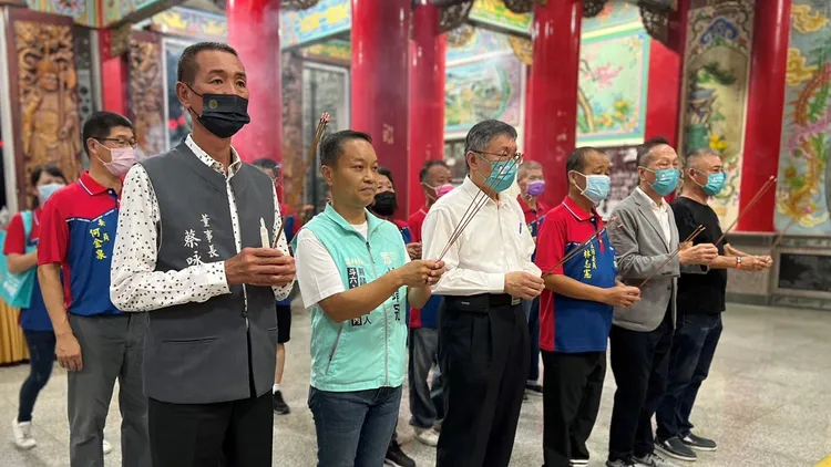 朝天宮董事長蔡咏锝(左)也到場與柯文哲見面，眾人一起參拜鎮安宮神農大帝。魏嘉良攝