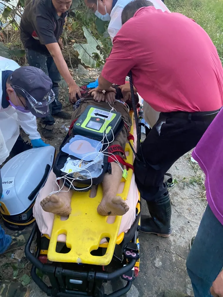 救護人員現場急救。民眾提供