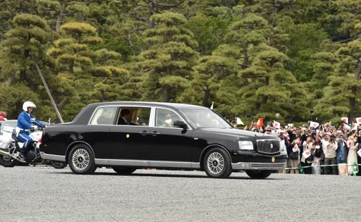 正港大牌!日皇座車不掛大牌 車隊還做「這件事」回應民眾夾道歡迎