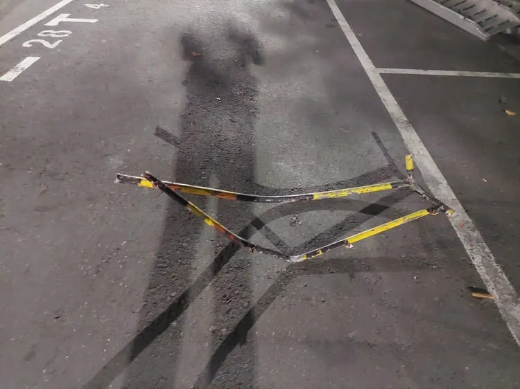 設在路口的管制護欄被撞變形。讀者提供