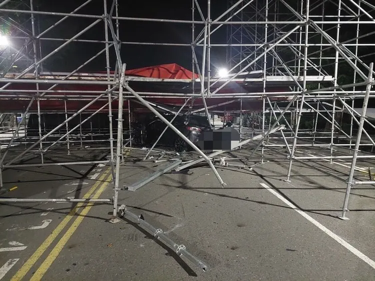 酒駕男開車撞進造勢活動舞台下方，受傷送醫。讀者提供