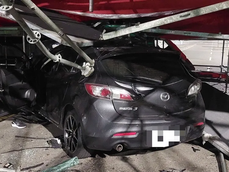 醉男駕駛馬自達3撞進造勢活動舞台下方，車受損，人也受傷，舞台鷹架也損壞。讀者提供