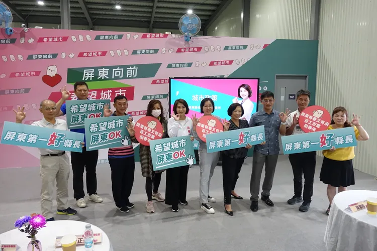 周春米與縣政顧問團隊宣布城市政策。羅琦文攝