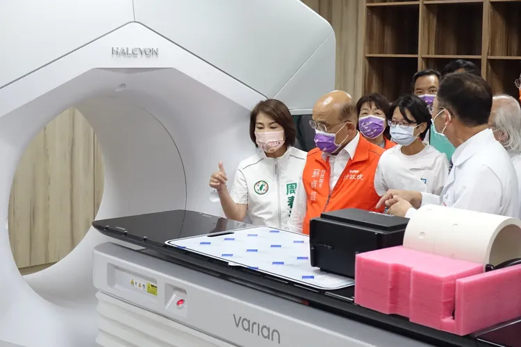 周春米推動醫療平權，圖為日前行政院長蘇貞昌視察11月初將開幕的榮總屏東分院。資料畫面