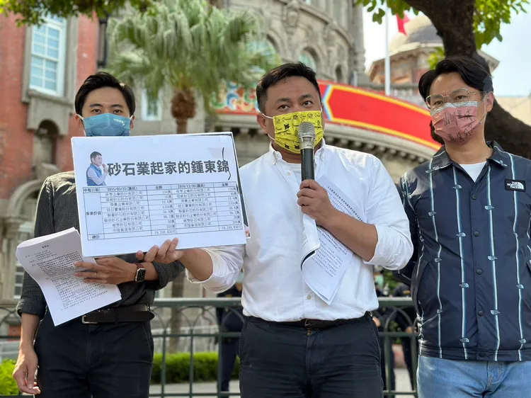 洪申翰、陳光軒與曾玟學三人表示，鍾東錦在任議員期間身兼「恒威砂石公司」股東，並取得苗栗縣政府核發採砂許可，是違法行為。民進黨團提供