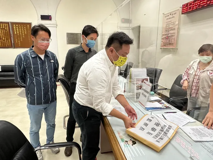 洪申翰、陳光軒與曾玟學赴監察院檢舉鍾東錦違反《公職人員利益衝突迴避法》。民進黨團提供