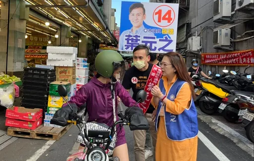 瓊瑤女星趙永馨現身板橋 挺葉元之連任市場陪拜票