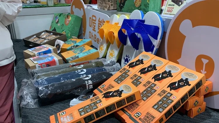 觀光局的代言人「喔熊」相關產品也在旅展現身，吸引大批「熊迷」前往搶購。曾雪蒨攝