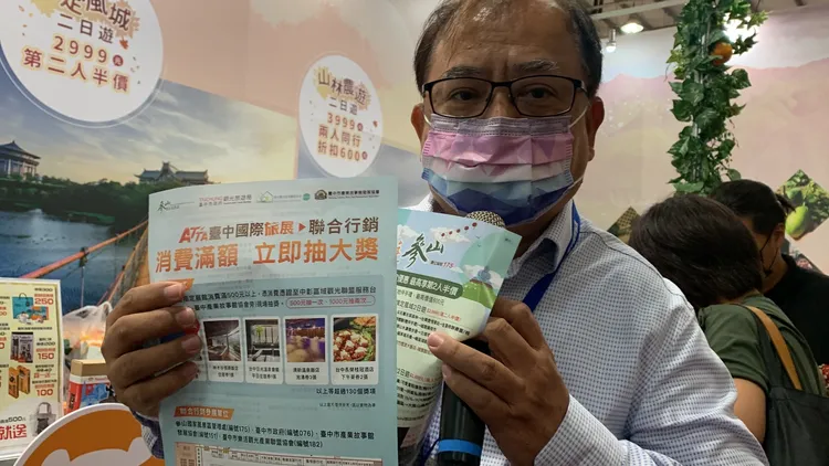 不讓國外旅遊專美於前，觀光局參山處也協助旅遊飯店業者推出梨山採蘋果、谷關泡湯等遊程，還有消費滿500原就有機會抽中機票、住宿券等大獎，呼籲大家到旅展搶便宜。曾雪蒨攝