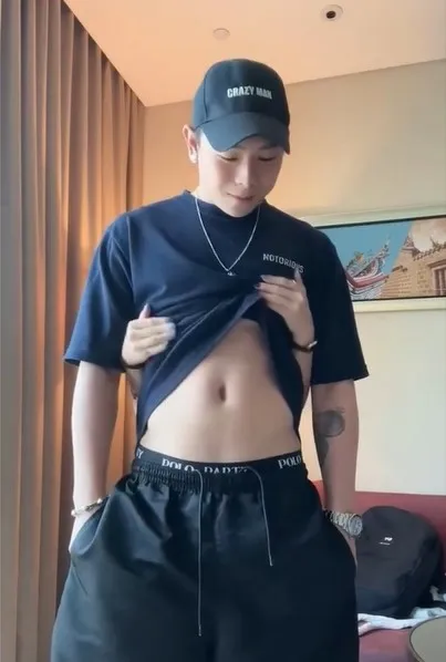瘋男Nick被撩衣。
