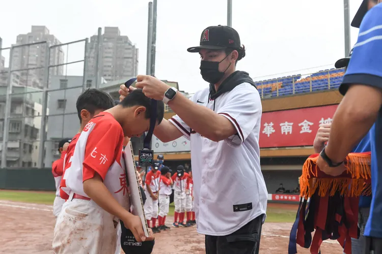 陳聖平今日擔任MLB圓夢大使為選手佩掛獎牌。 台灣世界少棒聯盟協會提供