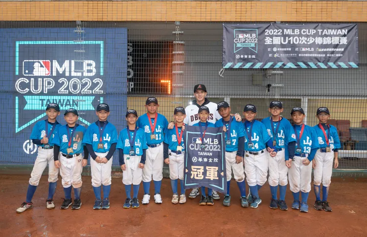 桃園龜山創3連霸，旅美球員陳聖平現身頒獎。 台灣世界少棒聯盟協會提供 