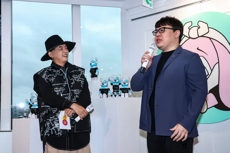 黃子佼（左）宣傳Aurta Soup 2022　Taipei Exhibition登台個展。趙世平攝