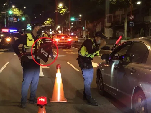 北市男持毒遇警臨檢 趁隙丟包分隔島草叢被識破遭逮