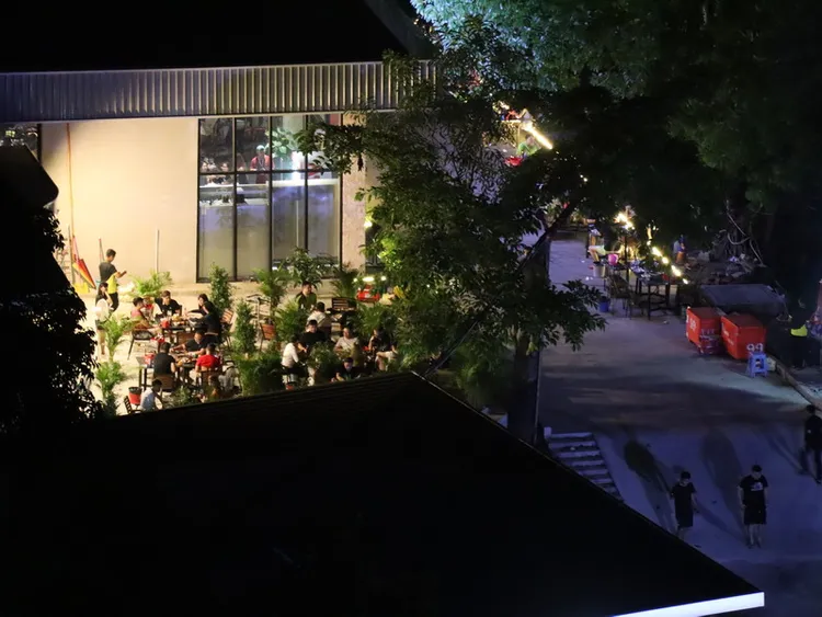 9月17日入夜後，柬埔寨西港許多詐騙園區開始撤離，但消息來源指出，一些實力堅強的園區根本不在掃蕩之列。圖為9月17日當天仍有園區公司無懼掃蕩，態度鎮定地開趴宴飲。中央社