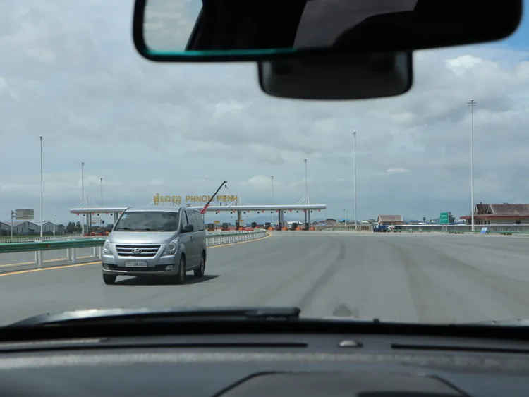 在柬埔寨只要「有關係」做起事來方便不少。記者9月16日從金邊出發前往西港，為了節省時間選擇走當時尚未通車的金邊－西港高速公路，從照片中可看到為閃避施工處而逆向行駛的對向來車。中央社