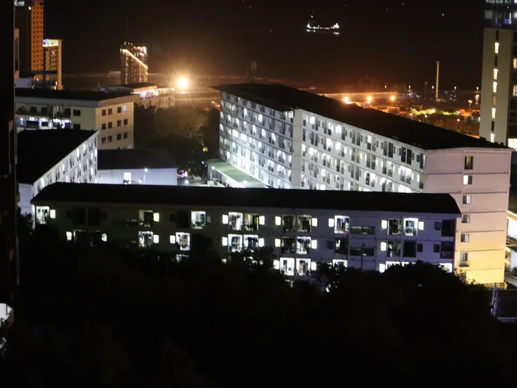 柬埔寨中央打擊力量9月13日至17日前往西港掃蕩詐騙園區，即使如此，9月17日當天仍有園區燈火通明繼續做著「歐美盤」瞄準外國人行騙。中央社