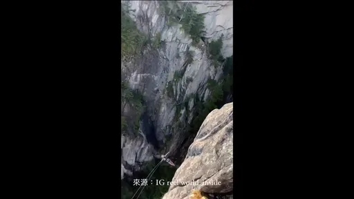 自由落體算甚麼? 金髮妹直接往峽谷跳根本沒在怕