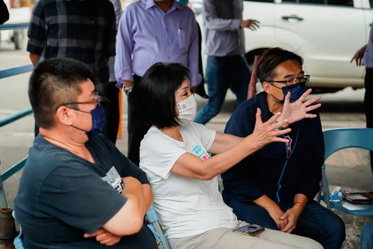 柯志恩今日前往中油大林廠關心昨晚爆炸事件。　柯辦提供