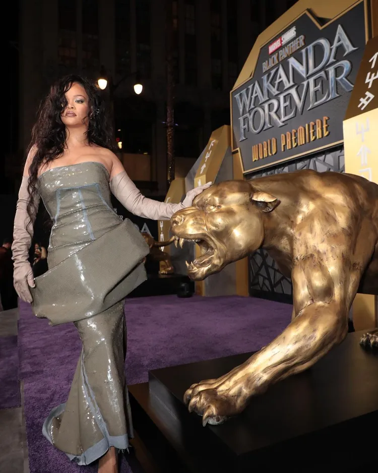 久未發表音樂作品的蕾哈娜為《黑豹2》獻唱2首新歌，並現身首映。翻攝marvel IG