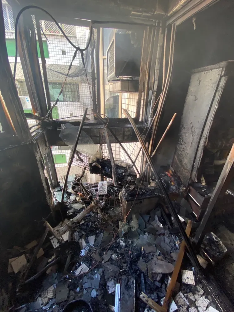 男子在住宅陽台充電，鋰電池起火燒毀陽台雜物。台中市消防局提供