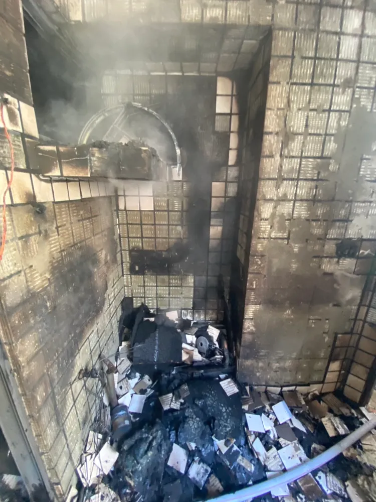 陽台堆放的雜物已成灰燼。台中市消防局提供