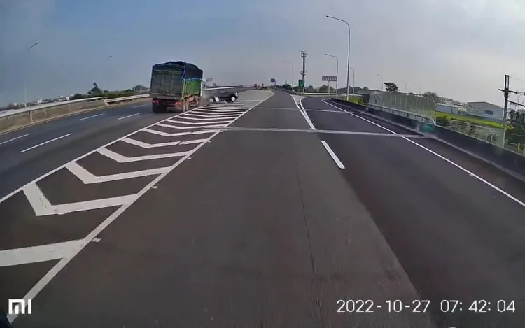 大貨車反應不及追撞休旅車。民眾提供