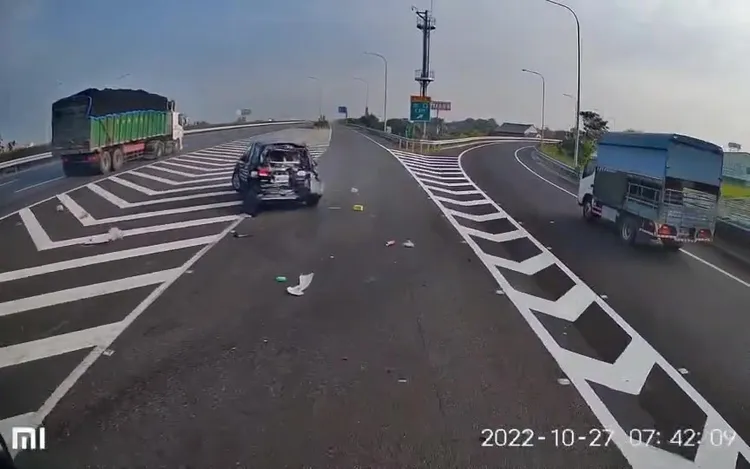 休旅車打轉450度後橫停在往西螺服務區的匝道上。民眾提供