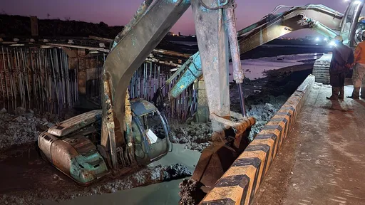 怪手渠道作業突深陷泥沼　2吊車＋2怪手緊急出動白天救到天黑